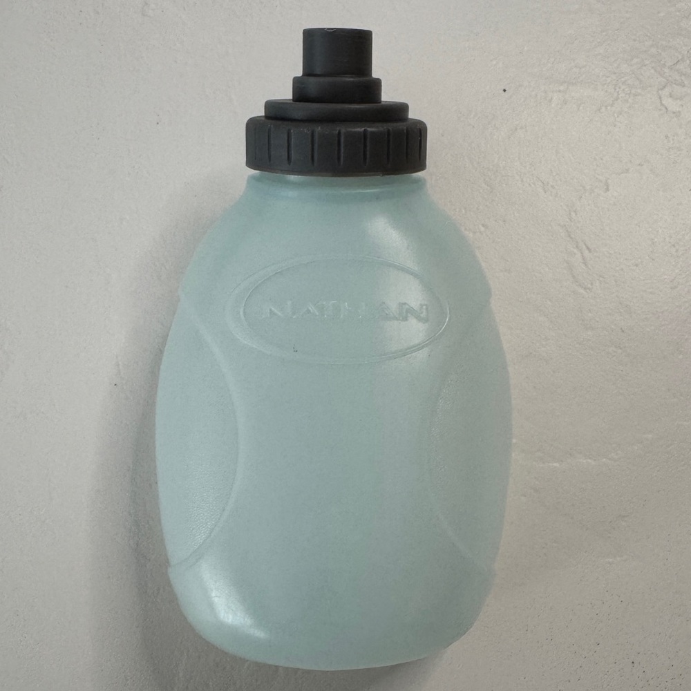 NATHAN WATER BOTTLE GREAT FOR EXERCISING REUSABLE SQUEEZE BOTTLE. SCREW TOP.